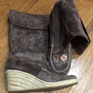Report Brown Suede Embroidered Wedge Boots size 8